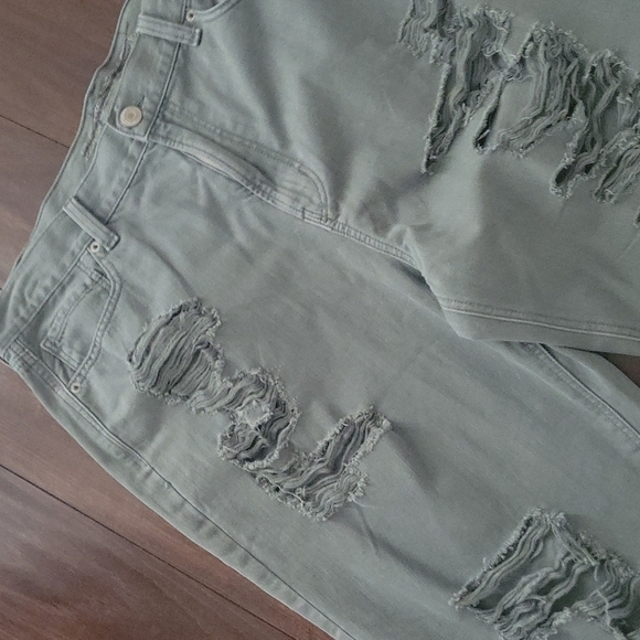 𝅺NEW! AMERICAN EAGLE Distressed High Rise Denim Mom Jeans 18L. - Picture 5 of 6